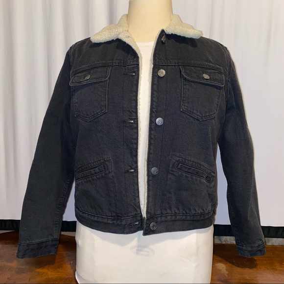 Gap black Jean jacket with fur inside - Picture 15 of 16